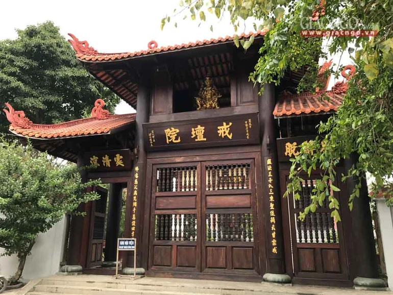 Cổng nội viện Luật viện Huệ Nghiêm